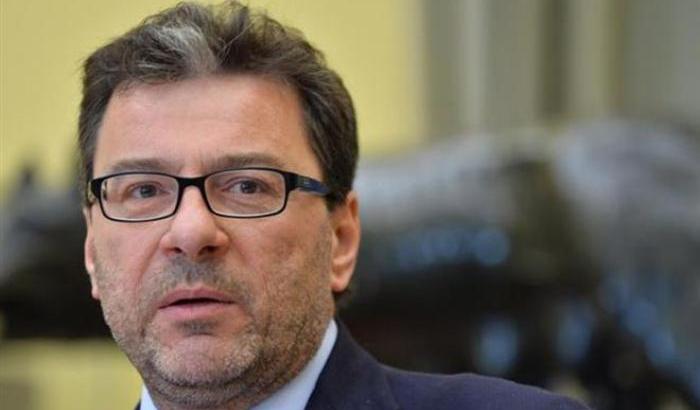 Il M5S fa la vittima, furioso con Giorgetti: "Ci sta sabotando, si deve calmare"
