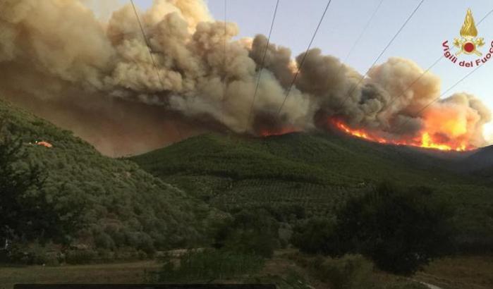 Incendio nel Pisano: brucia il monte Serra, 700 sfollati