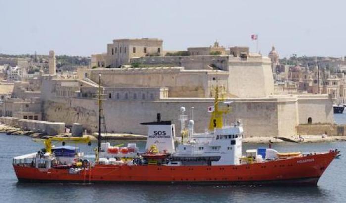 I 58 migranti dell'Aquarius a Malta. Poi in altri paesi Ue. Scontro Salvini-Macron