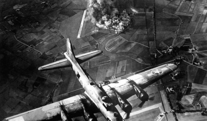 Il bombardamento di una fabbrica in Germania
