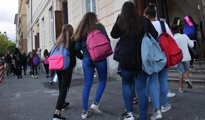 Gioco sui desideri a scuola, un bimbo scrive: 'via Salvini'. Genitori leghisti e il Ministro contro l'insegnante