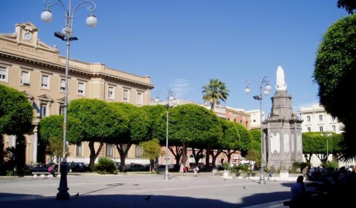 Contro il degrado e i troppi immigrati perditempo, il sindaco di Cagliari spegne in due piazze il wi-fi