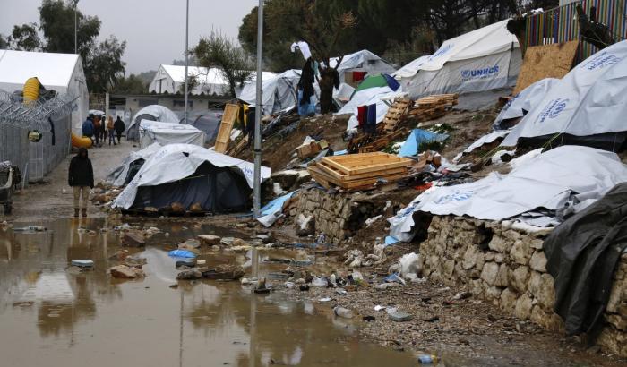 A Lesbo i profughi alla fame mentre chi gestisce il campo si è mangiato i fondi