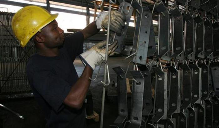 Un immigrato al lavoro come metalmeccanico