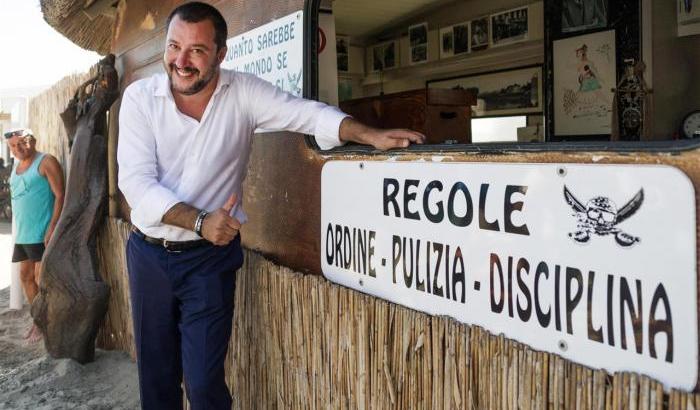 Salvini attacca la Ue e rispolvera un motto del fascismo: me ne frego