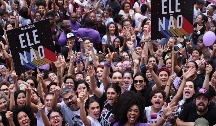 "Lui no!": il grido di battaglia delle donne brasiliane contro il fascista Bolsonaro
