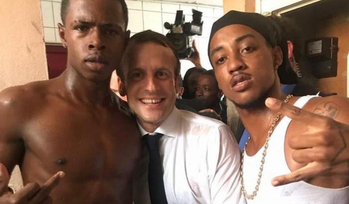 In posa con due ragazzi e un dito medio alzato: nuove polemiche su Macron