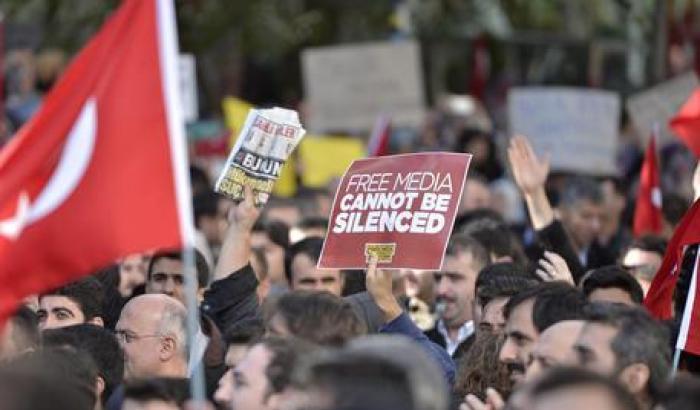 Bavaglio senza fine in Turchia: ergastolo per sei giornalisti