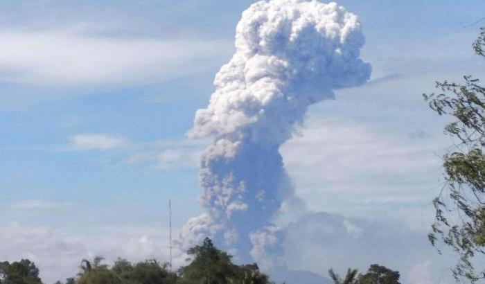 Non c'è pace in Indonesia, dopo sisma e tsunami paura per lʼeruzione del vulcano Soputan