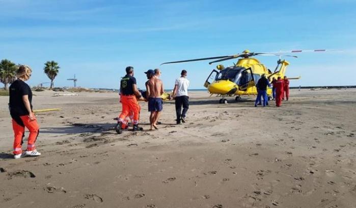 Kitesurfer risucchiato da un elicottero militare straniero: è in gravi condizioni
