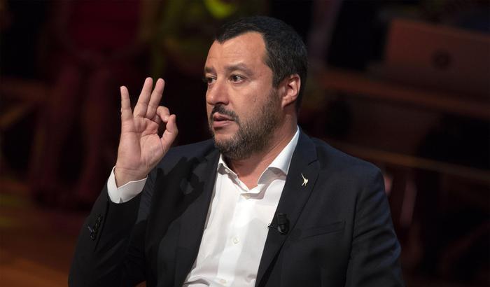 Salvini continua a sfogarsi contro l'Ue: 'Juncker e Moscovici hanno rovinato l'Italia'