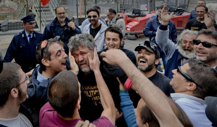 "Di Maio tu dove stai?": gli operai Fca licenziati protestano sul tetto del I Municipio a Roma