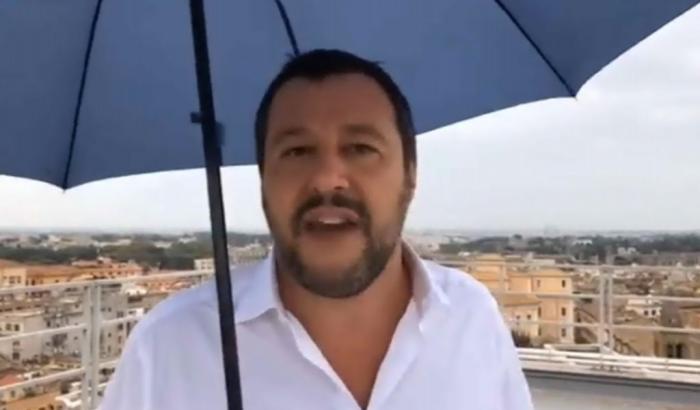La guerra di Salvini ai negozi etnici: "li faremo chiudere alle 21"