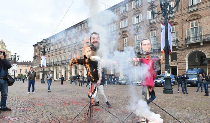 Studenti bruciano manichini di Salvini e Di Maio: "altro che cambiamento, il governo ci ignora"