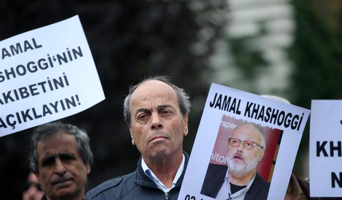 Un manifestante con un cartello di Jamal Khashoggi