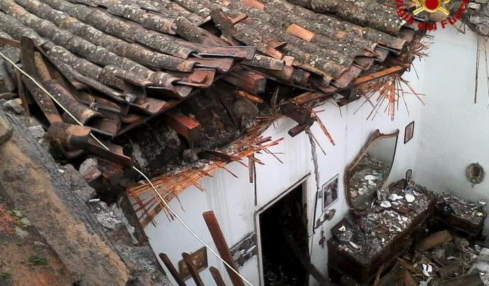 Catania, crolla il tetto di casa su una donna di 82 anni: estratta viva dalle macerie