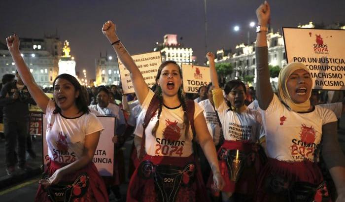 Manifestazione delle donne a Lima nel Perù