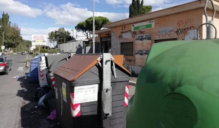 Roma a casaccio: i cassonetti colmi di rifiuti all'ingresso della stazione di Labaro