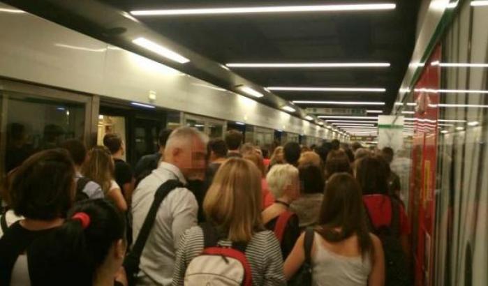 Guasto sulla metro a Roma all'ora di punta: scene di panico tra i passeggeri