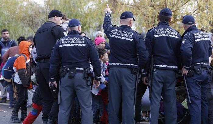 Duecento migranti sfondano il cordone di polizia bosniaca al confine con la Croazia: ci sono feriti