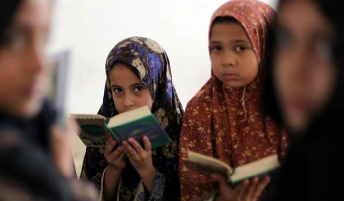 Bambine con il velo islamico