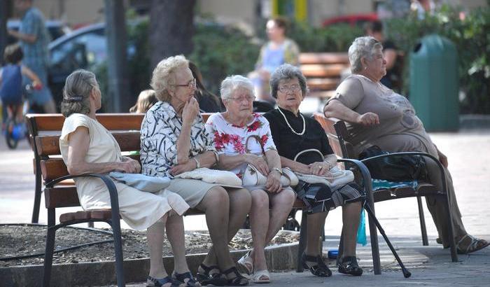 L'allarme dell'Inps: un popolo di anziani sotto i mille euro, le più povere sono le donne