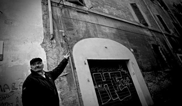 Lello Di Segni, matricola 157722, mostra le finestre di casa sua a via di Sant'Ambrogio da cui fu catturato il 16 ottobre 1943