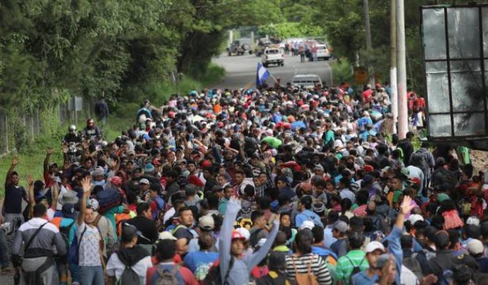 La marcia dei migranti verso il confine