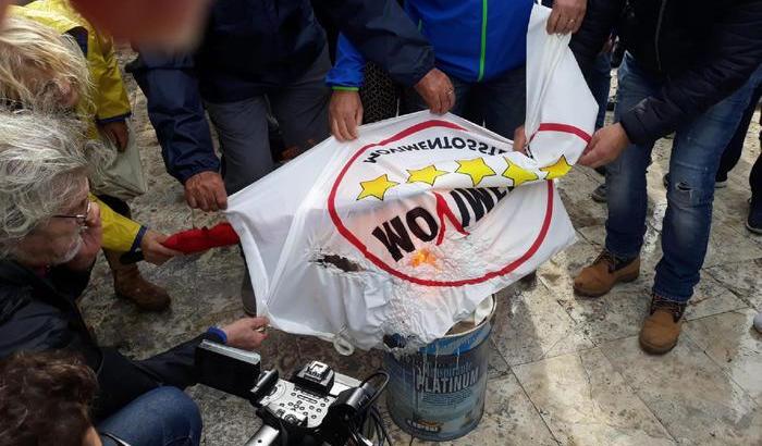 Il Popolo contro i grillini: i NoTap bruciano le bandiere M5s