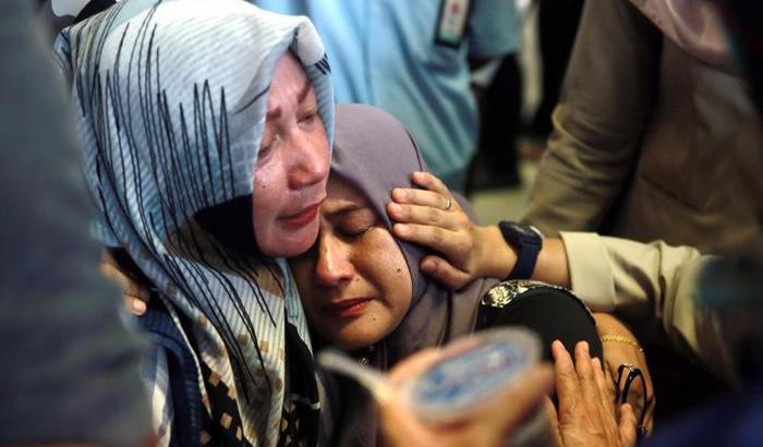 Indonesia, precipita in mare un aereo con 189 a bordo: nessun superstite