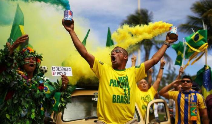 Brasile nell'abisso, il fascista Bolsonaro presidente. Trump si congratula
