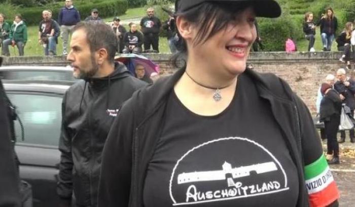 L'ipocrisia di Forza Nuova: sospesa la fascista con la maglietta 'Auschwitzland'