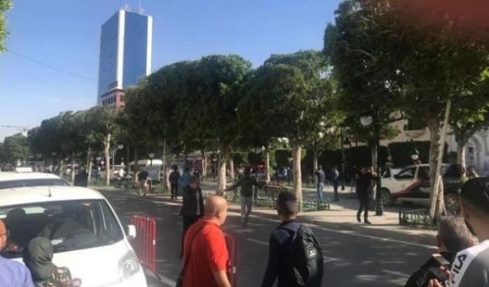 Attacco kamikaze nel centro di Tunisi: una donna si avvicina ai poliziotti e si fa esplodere