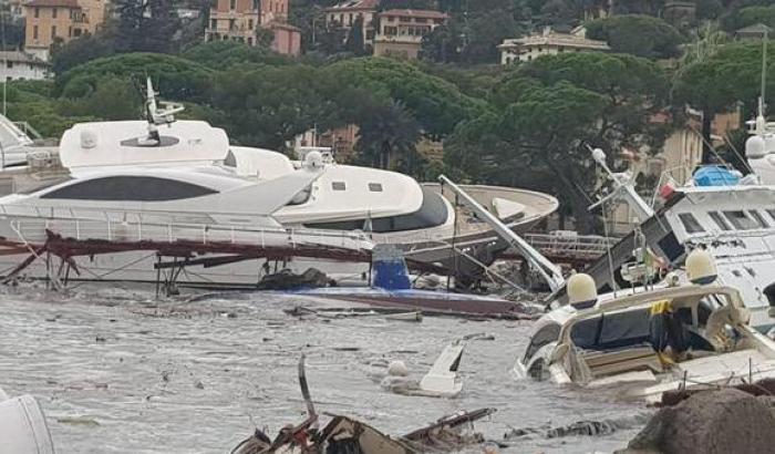 Apocalisse in Liguria, decine di yacht si schiantano sul molo a Rapallo