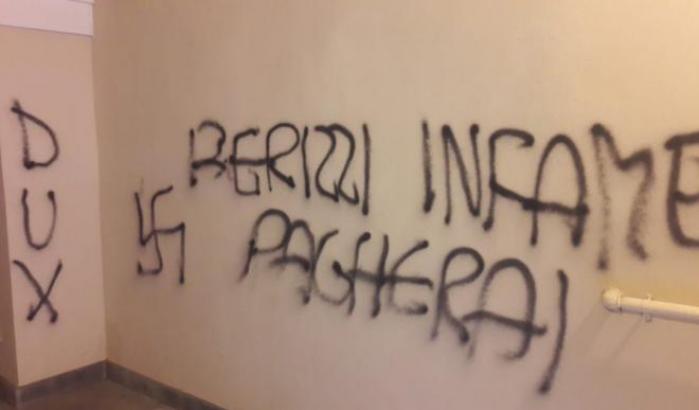 Le scritte apparse sotto casa di Paolo Berizzi
