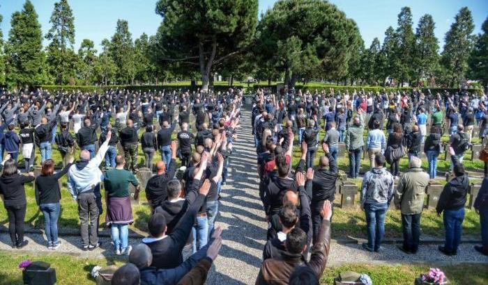 Milano, vietato il raduno fascista nel cimitero Maggiore: nessun permesso per ricordare Salò
