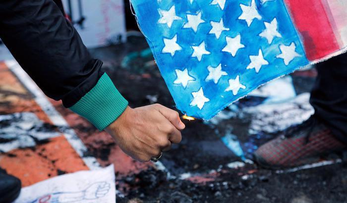 L'Iran scende nuovamente in piazza, a fuoco la bandiera Usa