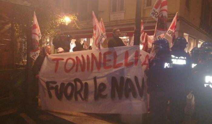 Il popolo contesta i grillini: gli attivisti No grandi navi protestano contro Toninelli
