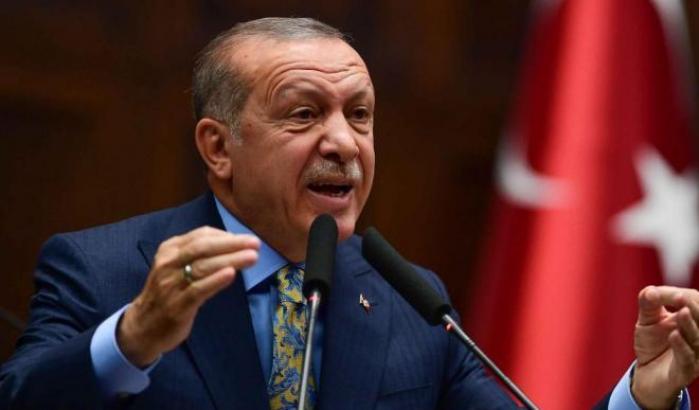 Erdogan ora minaccia: "Se la Ue ci ostacola (nel massacro dei curdi) le mandiamo i profughi"