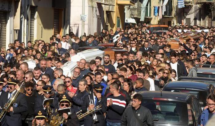 Folla per i funerali delle nove vittime di Casteldaccia: malore per una familiare