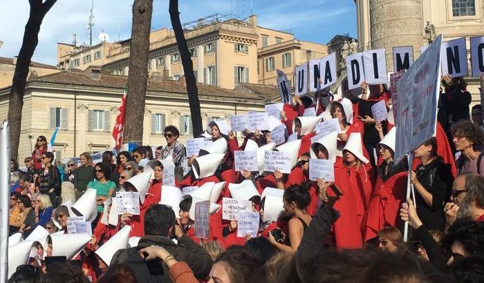 No al buio del Medioevo: l'Italia in piazza contro il ddl Pillon