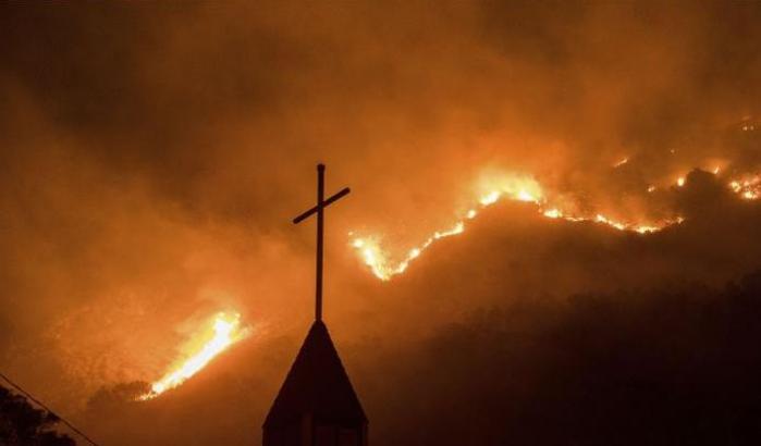 Una chiesa minacciata dalle fiamme