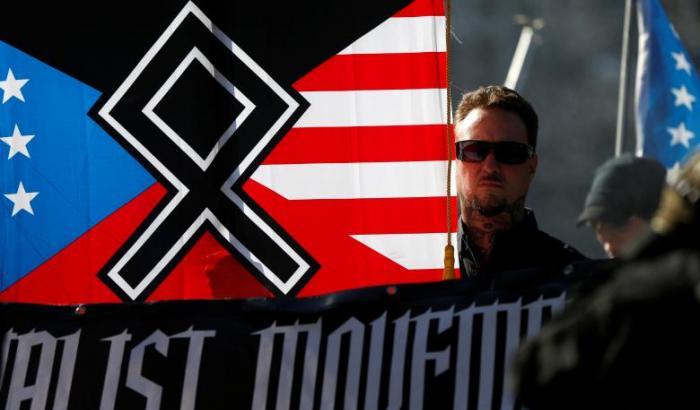 Le bandiere dei suprematisti bianchi