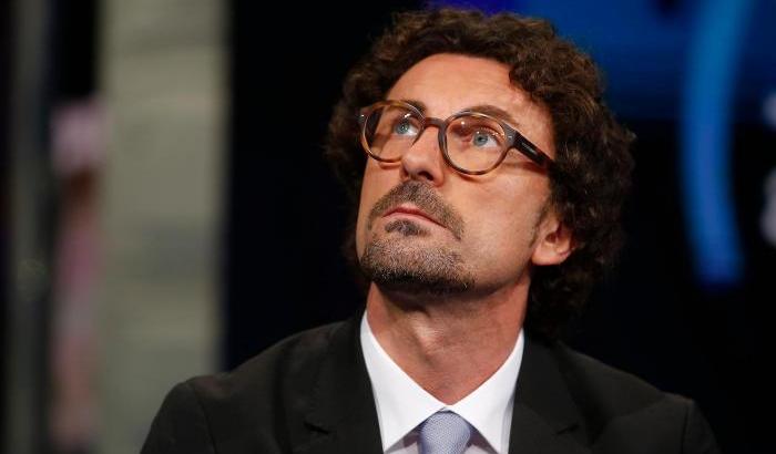 Toninelli con la fronda M5s: "Solidarietà con chi non ha detto sì a Draghi, ora restiamo uniti"