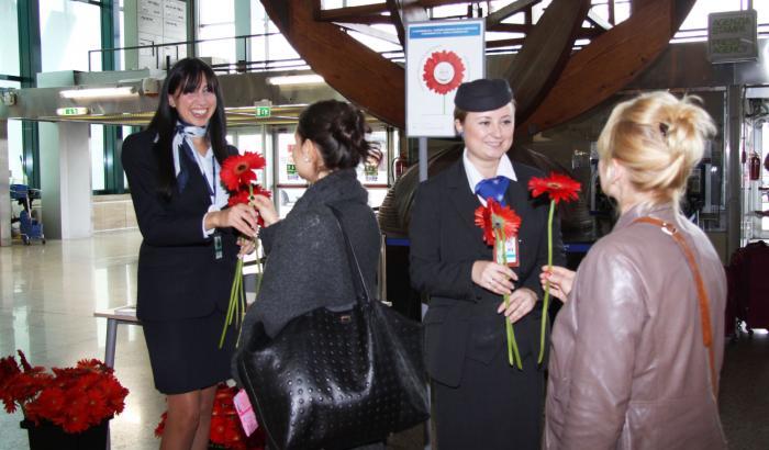 Giornata mondiale della gentilezza: fiori negli aeroporti e negli ospedali