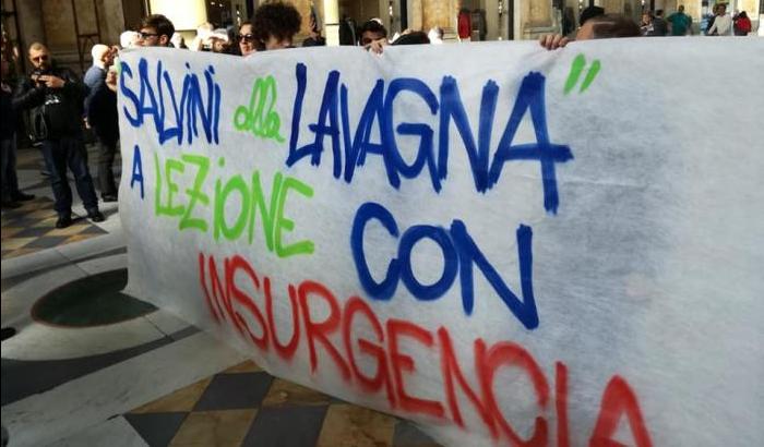 Salvini torna a Napoli: tensione tra polizia e manifestanti, ferito un giovane