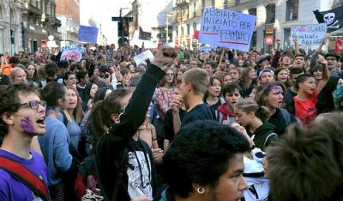 Studenti in piazza contro Di Maio e Salvini: "fate solo propaganda, giù la maschera"