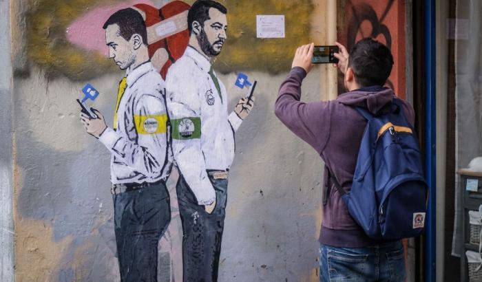 Un murale con Di Maio e Salvini