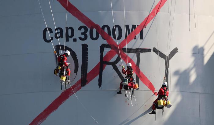 Abbordano una nave carica di olio di palma, arrestati sei attivisti di Greenpeace