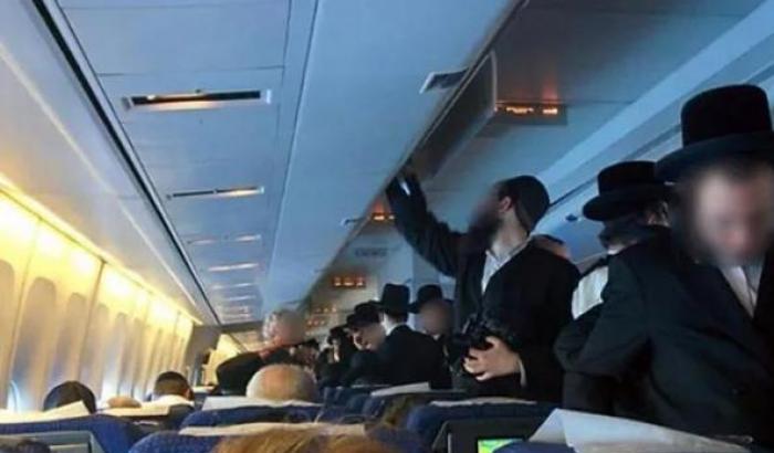 Ebrei ortodossi a bordo di un aereo